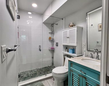 2115 Ne 37th Drive - Photo Thumbnail 17