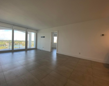 5401 Collins Avenue - Photo Thumbnail 12