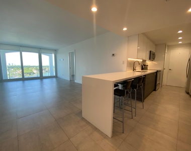 5401 Collins Avenue - Photo Thumbnail 2