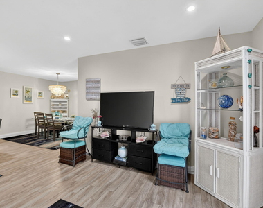 1050 Nw 13th Street - Photo Thumbnail 8