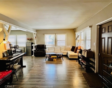 913 W 21st - Photo Thumbnail 12