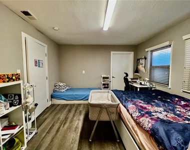 913 W 21st - Photo Thumbnail 18