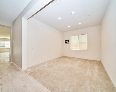 2622 E Embry Lane - Photo Thumbnail 5