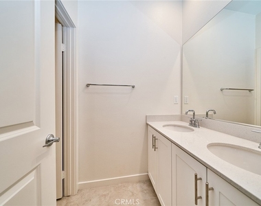 2622 E Embry Lane - Photo Thumbnail 8