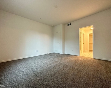 2326 Village Ct - Photo Thumbnail 5