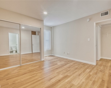 4546 Murietta Avenue - Photo Thumbnail 14