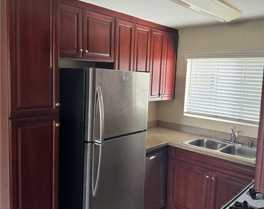 21550 Burbank Boulevard - Photo Thumbnail 4