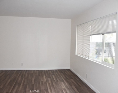 411 Kroeger St - Photo Thumbnail 1