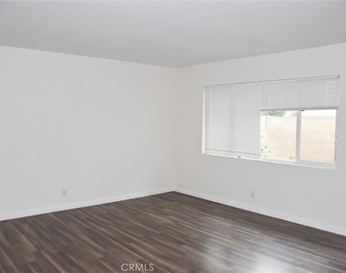 411 Kroeger St - Photo Thumbnail 3