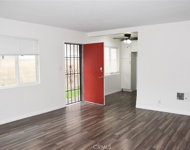 411 Kroeger St - Photo Thumbnail 2