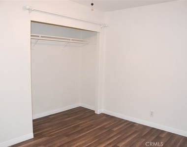 411 Kroeger St - Photo Thumbnail 9