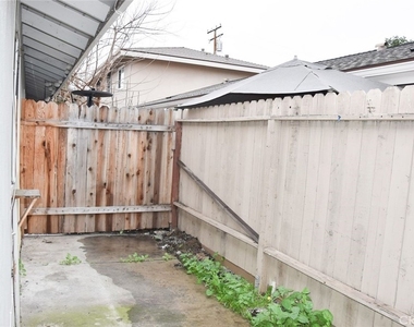 411 Kroeger St - Photo Thumbnail 13