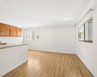 1339 N Columbus Avenue - Photo Thumbnail 8