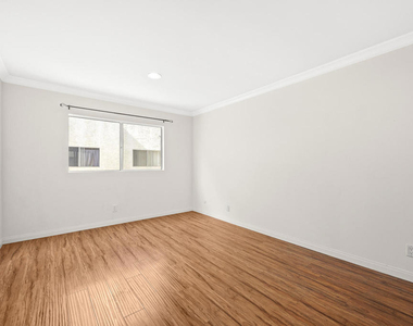 1339 N Columbus Avenue - Photo Thumbnail 18