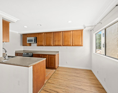 1339 N Columbus Avenue - Photo Thumbnail 9