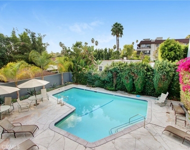 7560 Hollywood - Photo Thumbnail 13