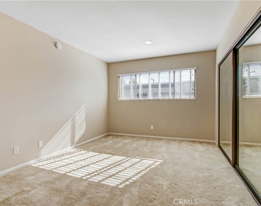 7560 Hollywood - Photo Thumbnail 11