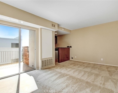 7560 Hollywood - Photo Thumbnail 8
