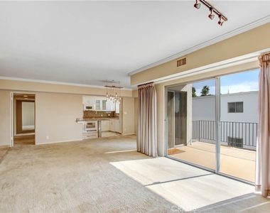 7560 Hollywood - Photo Thumbnail 4