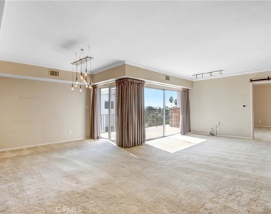 7560 Hollywood - Photo Thumbnail 2