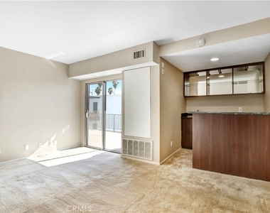 7560 Hollywood - Photo Thumbnail 3