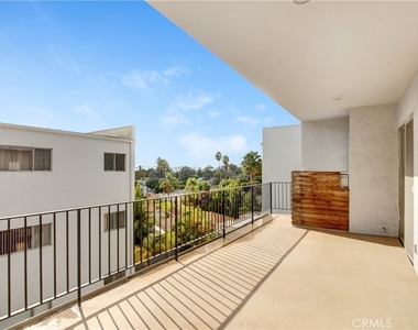7560 Hollywood - Photo Thumbnail 12