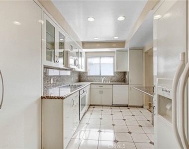 7560 Hollywood - Photo Thumbnail 6