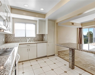 7560 Hollywood - Photo Thumbnail 5