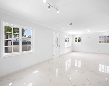 10227 Helendale Avenue - Photo Thumbnail 4