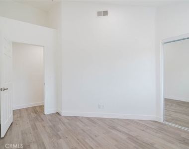 18347 Saticoy Street - Photo Thumbnail 13