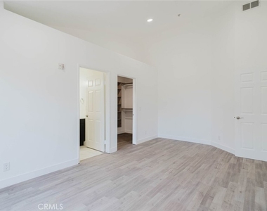 18347 Saticoy Street - Photo Thumbnail 16