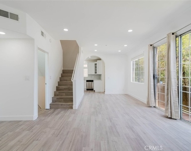 18347 Saticoy Street - Photo Thumbnail 5