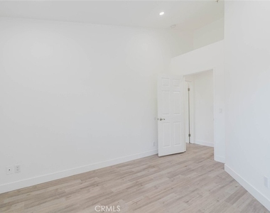 18347 Saticoy Street - Photo Thumbnail 19