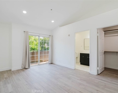 18347 Saticoy Street - Photo Thumbnail 17