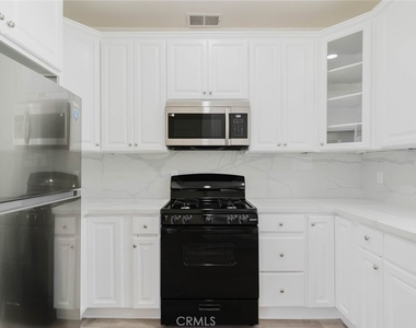 18347 Saticoy Street - Photo Thumbnail 10