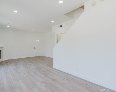 18347 Saticoy Street - Photo Thumbnail 8