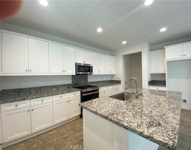 2932 E Silver Sky Drive - Photo Thumbnail 7