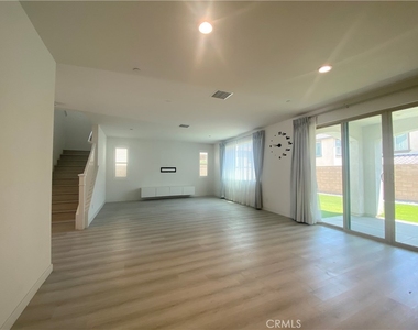 2932 E Silver Sky Drive - Photo Thumbnail 3
