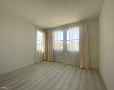 2932 E Silver Sky Drive - Photo Thumbnail 14