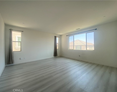 2932 E Silver Sky Drive - Photo Thumbnail 16