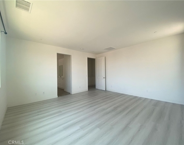 2932 E Silver Sky Drive - Photo Thumbnail 17