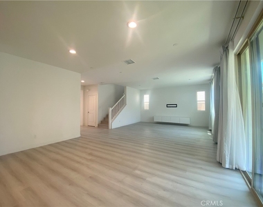 2932 E Silver Sky Drive - Photo Thumbnail 4