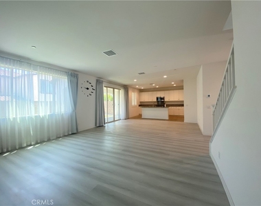 2932 E Silver Sky Drive - Photo Thumbnail 5