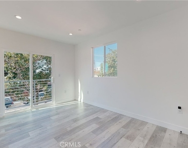 236 N Burlington Avenue - Photo Thumbnail 4