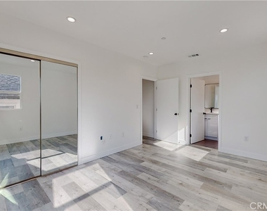 236 N Burlington Avenue - Photo Thumbnail 9