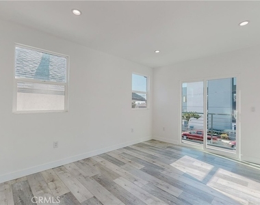236 N Burlington Avenue - Photo Thumbnail 6