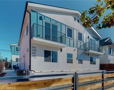 236 N Burlington Avenue - Photo Thumbnail 3