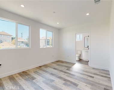 236 N Burlington Avenue - Photo Thumbnail 5