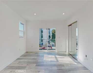 236 N Burlington Avenue - Photo Thumbnail 12