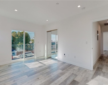 236 N Burlington Avenue - Photo Thumbnail 13